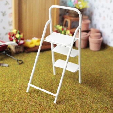 Миниатюрная лестница с широкой педалью белого цвета.