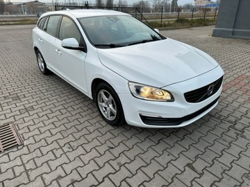 Volvo V60 I Kombi Facelifting 2.0 D2 DRIVE-E 120KM 2016 Volvo V60 2.0d,120KM,LIFT,BOGATA OPCJA,Navi,Alu17, zdjęcie 2