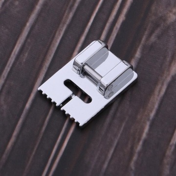 Детская швейная машина с двойными иглами и двойными булавками.