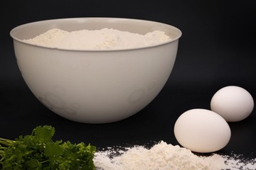 Миска с крышкой, большая, 29 см, кухонная пластиковая универсальная миска бежевого цвета, 6л.