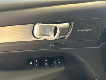 Volvo XC40 Crossover Facelifting 2.0 B4 197KM 2026 VOLVO XC40 B4 Ultra Dark Suv 2.0 (197KM) 2026, zdjęcie 11