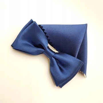 ГАЛСТУК-БАБОЧКА С КАРМАНОМ В КЛЕТКУ ТЕМНО-СИНЕГО ГЛЯНЦЕВОГО ТЕМНО-СИНЕГО ПРИЧИНЕНИЯ