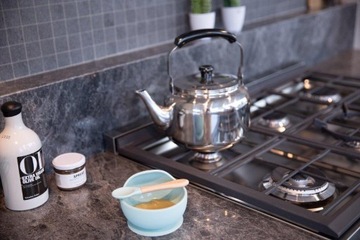 Потому что силиконовая чаша джунглей с присосной чашкой и чайной ложкой розового