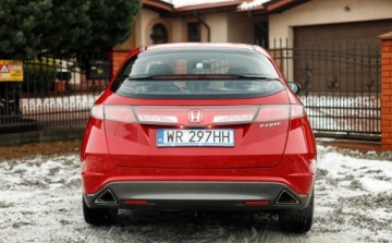 Honda Civic VIII Hatchback 3d 1.8 i-VTEC 140KM 2011 Honda Civic 1.8 i-VTEC 140KM benzyna niski przebieg PDC Climatronic welur, zdjęcie 2