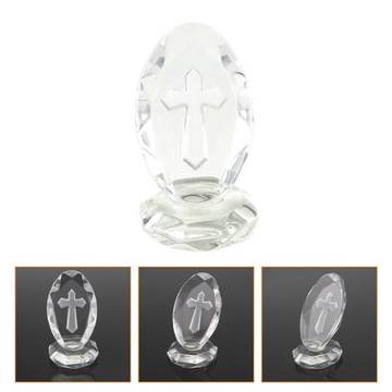 Zdjęcie Prezenty Figurka z przezroczystego szkła na stole z krzyżem