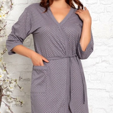 Женский ванный халат, привязанный без капюшона перед коленом весла