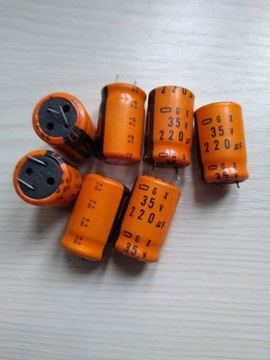 KONDENSATOR ELEKTR.220uF/35V 130st STOJĄCY kpl=3