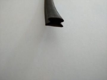 Уплотнитель дверного полотна наклеен на двери Дельта