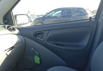 Toyota Yaris I 1.0 i 16V 68KM 2001 Toyota Yaris Toyota Yaris Benzyna 68KM, zdjęcie 12