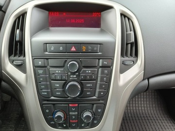 Opel Astra J Hatchback 5d 1.6 Twinport ECOTEC 115KM 2010 Opel Astra Książka serwisowa., zdjęcie 9