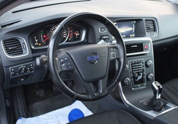 Volvo V60 I Kombi Facelifting 2.0 D3 DRIVE-E 150KM 2016 Volvo V60 D3 Momentum Gwarancja 2.0 Diesel 150KM, zdjęcie 1