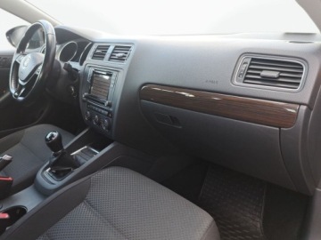 Volkswagen Jetta VI Sedan Facelifting 1.4 TSI 125KM 2017 Volkswagen Jetta Climatronic 2-strefowy Tempomat Czujniki parkowania Bluet, zdjęcie 28