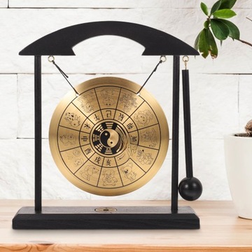 DEKORACJA STOŁU GONGOWEGO, BIURKO, METALOWY GONG, SCENA, UKŁAD GONGU