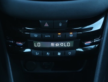 Peugeot 208 I Hatchback 5d Facelifting 1.2 PureTech 82KM 2016 Peugeot 208 1.2 PureTech, Salon Polska, zdjęcie 14