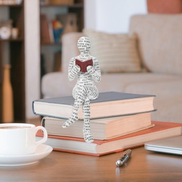 Книжная полка, смоляная фигурка читающей женщины