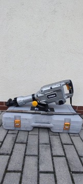 Młot wyburzeniowy Titan 1700 W 50J