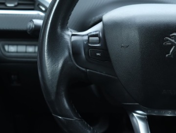 Peugeot 2008 I SUV 1.2 PureTech 110KM 2015 Peugeot 2008 1.2 PureTech, Salon Polska, zdjęcie 18