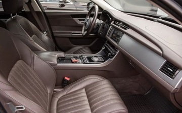 Jaguar XF II Sedan 2.0 i4D 180KM 2016 Jaguar XF XF 2.0D 180KM Full Pano LEdy Skora Camera Navi Full ASO 2.0, zdjęcie 32
