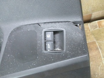 PASSAT B6 ПОВРЕЖДЕНА КОЖА ПЕРЕДНЕЙ ЛЕВОЙ ДВЕРИ СТОРОНЫ