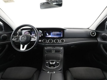 Mercedes Klasa E W213 2019 Mercedes E 200 mHEV 4x4 automat full LED, zdjęcie 14