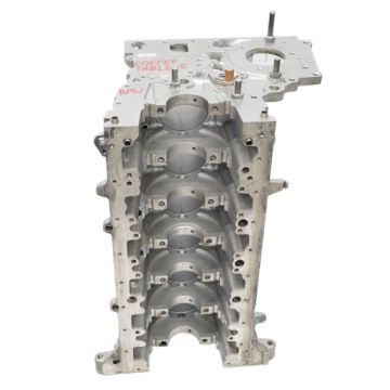 6-цилиндровый блок двигателя BMW на столе