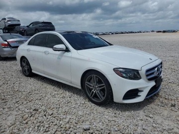 Mercedes Klasa E W213 2019 Mercedes-Benz Klasa E 2019 Mercedes-Benz E-Class E 300 RWD Sedan 2.0 241KM, zdjęcie 3