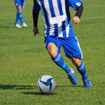 Профессиональный тренировочный мяч из полиуретана, привлекающий внимание во время матчей.