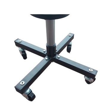 Подставка для колес, алюминиевые диски, мобильные стальные диски для колес и шины на колесах.