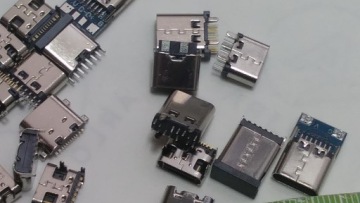 Набор из 30 различных разъемов USB-C типа C.