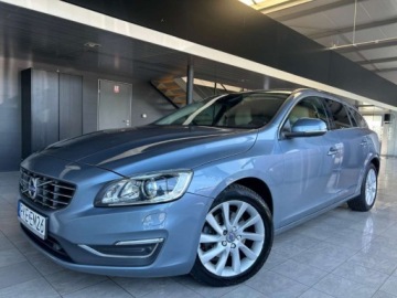 Volvo V60 I Kombi Facelifting 2.0 D2 DRIVE-E 120KM 2017 Volvo V60 D2 Summumxenon TFTACCBLISskora alu17bezwypadek serwis ASO Volvo