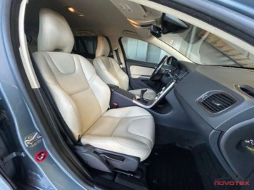 Volvo V60 I Kombi Facelifting 2.0 D2 DRIVE-E 120KM 2017 Volvo V60 D2 Summumxenon TFTACCBLISskora alu17bezwypadek serwis ASO Volvo, zdjęcie 18