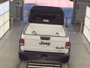 Jeep Gladiator 2020 Jeep Gladiator Sport S Short Bed 2020 3.6 Benzyna 285KM, zdjęcie 2