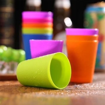 24 шт. Разноцветные пластиковые стаканчики для питья.