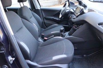 Peugeot 208 I Hatchback 5d Facelifting 1.2 PureTech 82KM 2015 Peugeot 208 1.2 PureTech, Salon Polska, Klima, zdjęcie 8