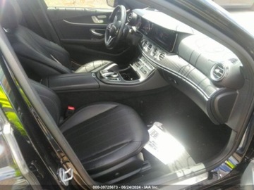 Mercedes Klasa E W213 2019 Mercedes-Benz Klasa E 2019 Mercedes-Benz E-Class E 300 4MATIC Sedan 2.0, zdjęcie 4