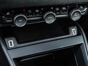 Citroen C4 IV 2025 Od ręki - Plus eDCT6 1.2 mHEV 145KM / Pakiet Zimowy, zdjęcie 9