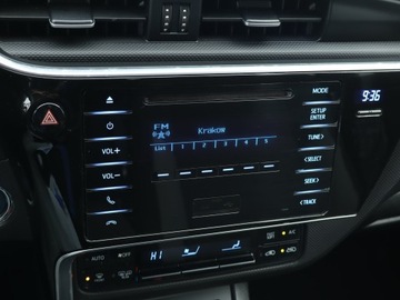 Toyota Auris II Hatchback 5d Facelifting 1.8 Hybrid 136KM 2016 Toyota Auris Hybrid, Salon Polska, Automat, Klima, zdjęcie 11