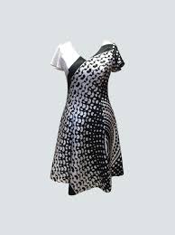 Sukienka klasyczna satynowa rozkloszowana biało czarna rozmiar 46