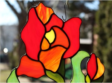 Витражный цветок модерн Ирис Красный на окне