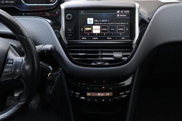 Peugeot 2008 I SUV Facelifting 1.2 PureTech 110KM 2017 Peugeot 2008 1.2 PureTech, Salon Polska, zdjęcie 12