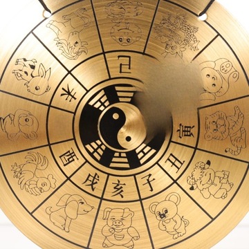 DEKORACJA STOŁU GONGOWEGO, BIURKO, METALOWY GONG, SCENA, UKŁAD GONGU