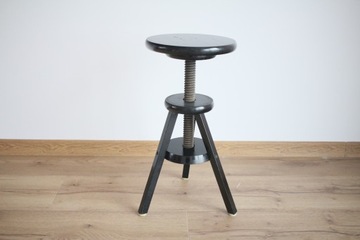 Табурет для фортепиано с регулируемой высотой.