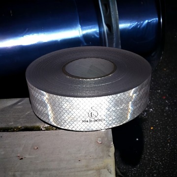 СВЕТООТРАЖАЮЩАЯ САМОКЛЕЯЩАЯСЯ ПРЕДУПРЕЖДАЮЩАЯ ЛЕНТА 5 м белая контурная нашивка