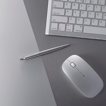 Автоматическая шариковая ручка Parker синего цвета.