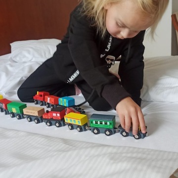 Деревянный поезд с магнитным локомотивом