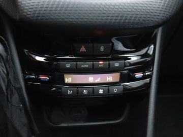 Peugeot 208 I Hatchback 5d Facelifting 1.2 PureTech 82KM 2017 Peugeot 208 1.2 PureTech, Salon Polska, zdjęcie 18