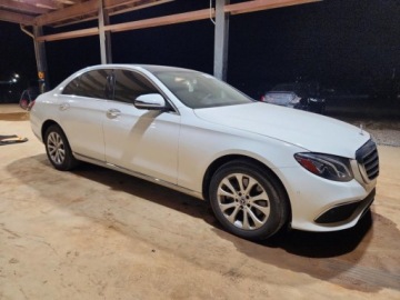 Mercedes Klasa E W213 2019 Mercedes-Benz Klasa E MERCEDES-BENZ E 300 4MATIC 2.0 Benzyna 244KM, zdjęcie 2