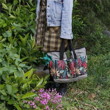 Сумка с несколькими карманами и садовыми инструментами.