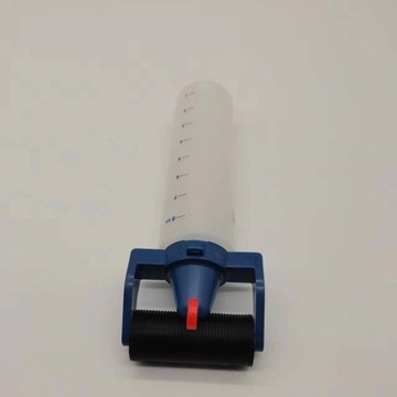 Бутылка с роликовым аппликатором клея для портативного использования.