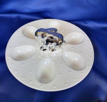 БЕЛАЯ ЯИЧНАЯ ТАРЕЛКА С СЕРЕБРЯНЫМ КРОЛИКОМ